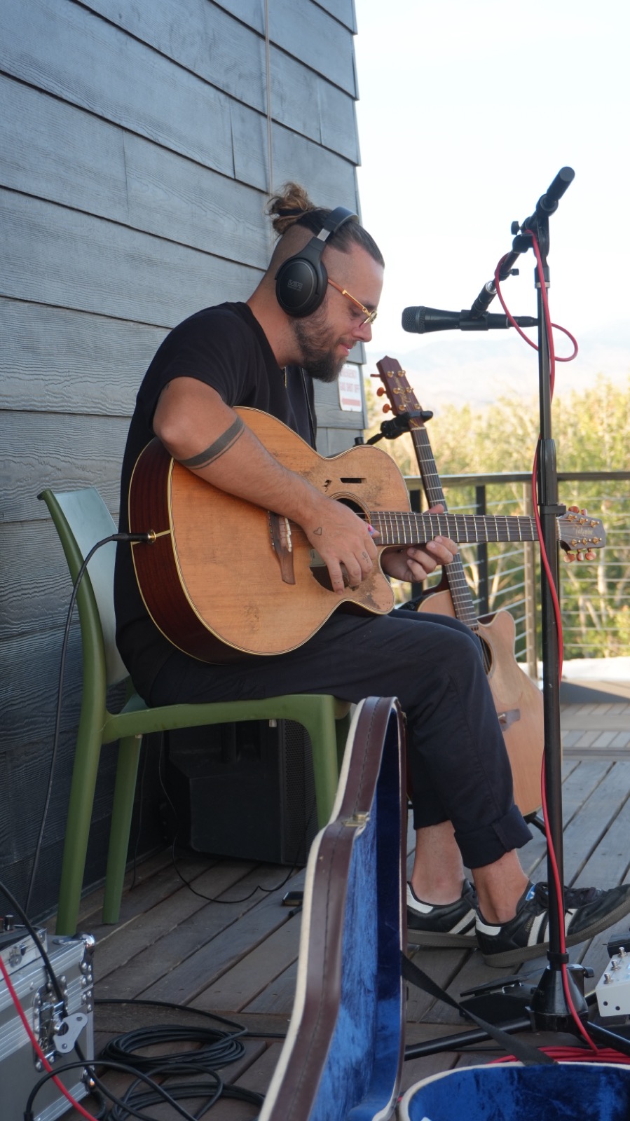Acoustic set on the Descanso patio.